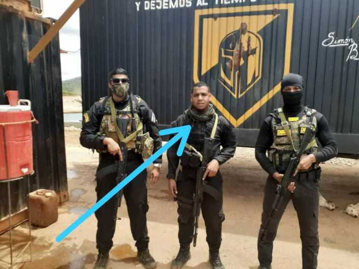 Por lo menos ocho funcionarios del Dgcim habrían caído en el enfrentamiento con los malandros del pran o líder negativo alias El Toto, mientras los delincuentes abatidos en esta balacera estarían por el orden de los 20 sujetos. La información toda extraoficial indica que desde las 3 de la madrugada del martes, las fuerzas del orden se enfrentan a los delincuentes de El Toto y en esa lucha han ocurrido las bajas entre los uniformados. En estos momentos hay toque de queda en la zona minera de El Perú, mina Finlandia, antigua Hecla, sector La Jansa justo los escenarios donde los uniformes tratan de someter a Toto y a su equipo de delincuentes que de acuerdo a testimonios de vecinos, supera los 300 hombres. Es la primera vez que el gobierno nacional decide enfrentar a alias El Toto, responsable entre otros crímenes de la muerte de Carlos Clark, patrimonio cultural de El Callao y concesionario de la mina Caratal y del molinero Luis Enrique Alvarado, asesinatos ocurridos con apenas 15 días de diferencia. A alias El Toto se le atribuye también la autoría en la muerte de la dirigente social Mara Valdez, asesinada también en El Callao este mismo año. Aún no ha habido una militarización de la zona, pero es una de las estrategias que se aplicaría. Los vecinos del sector minero de El Callao, esperan que el gobierno nacional termine con todos los miembros de la banda de El Toto que los ha tenido sometido en el último año y medio; ha asesinado a jóvenes y a trabajadores dentro de sus casas o en las minas así como a empresarios, molineros y dirigentes sociales sin que hasta ahora nadie los hubiera enfrentando.