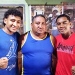 Jonathan Cova el de franela roja que hizo su debut en el boxeo profesional.